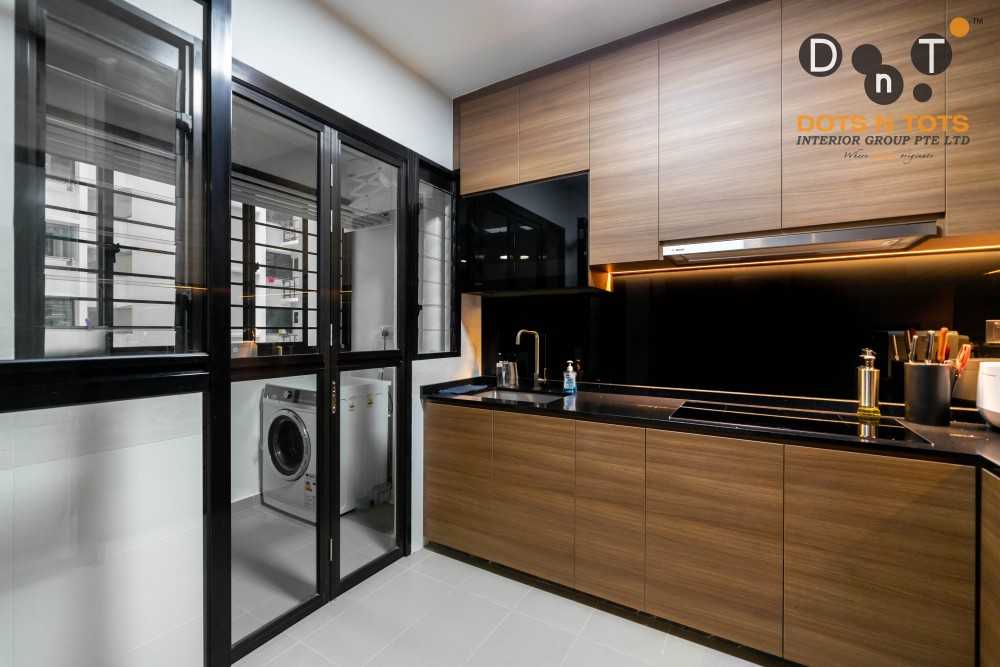 Contemporary Kitchen with Homogeneous Tiles and Open Kitchen