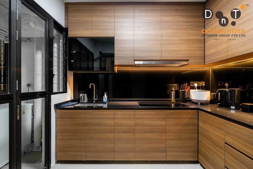 Contemporary Kitchen with Homogeneous Tiles and Kitchen Backsplash