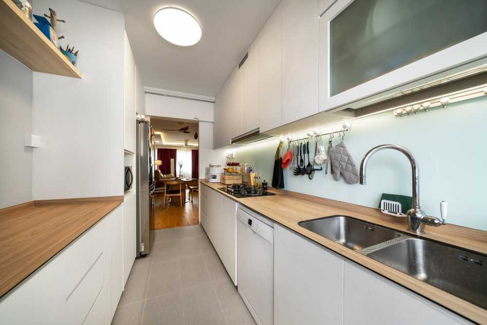 Modern Kitchen with Countertop and Homogeneous Tiles