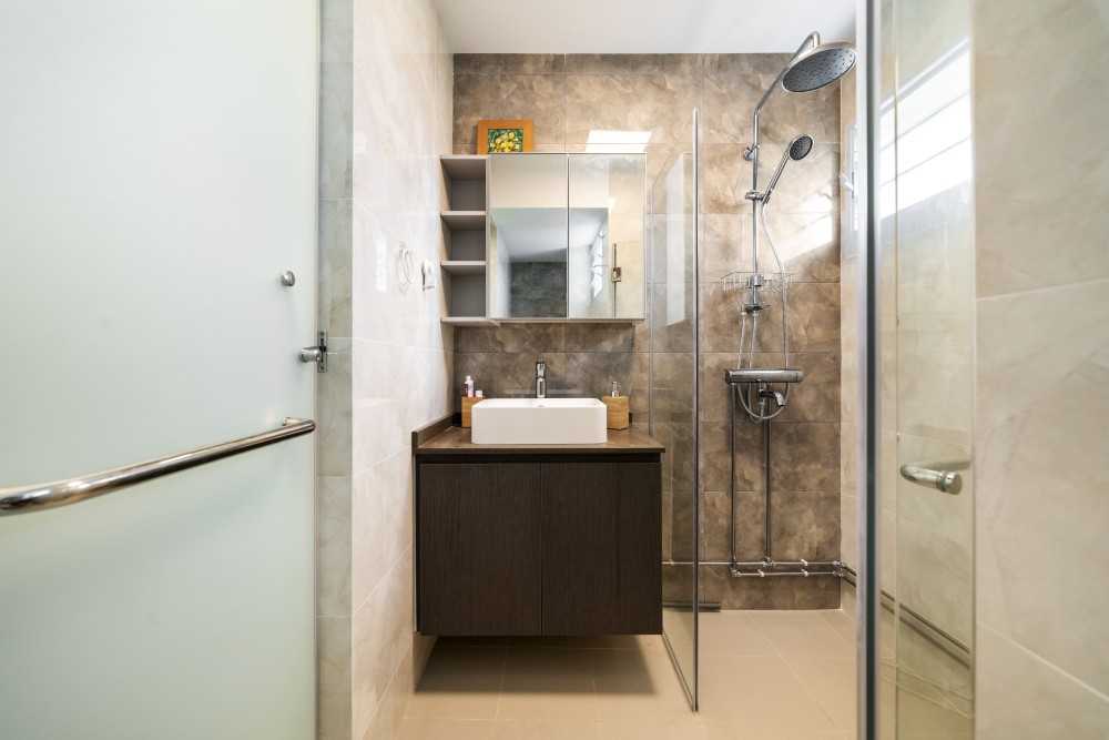 Modern Bathroom with Homogeneous Tiles and Feature Wall