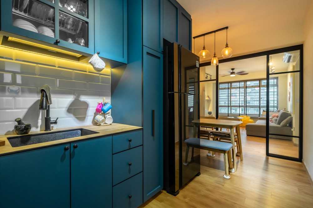 Scandinavian Kitchen with Homogeneous Tiles and Wood Flooring