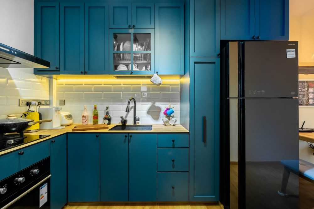 Scandinavian Kitchen with Wood Flooring and Kitchen Backsplash