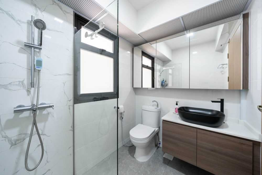 Modern Bathroom with Homogeneous Tiles and Mirror