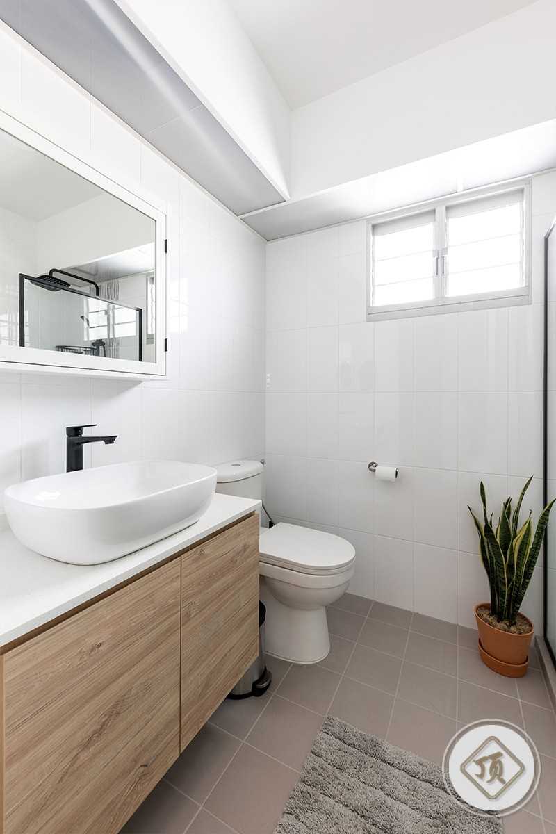 Scandinavian Bathroom with Mirror and Bathroom Sinks
