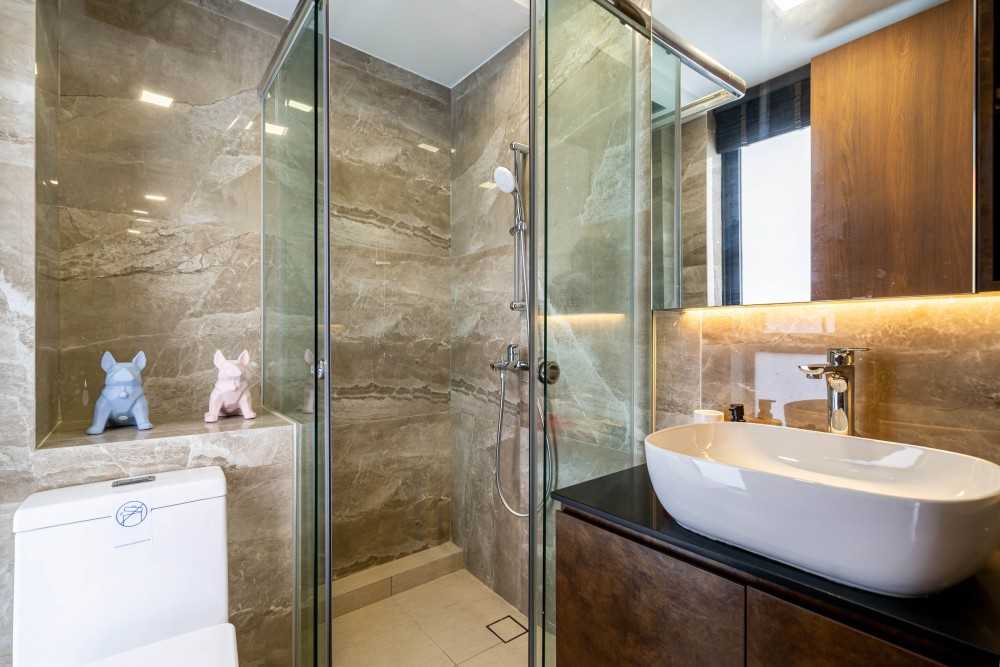 Modern Bathroom with Countertop and Mirror