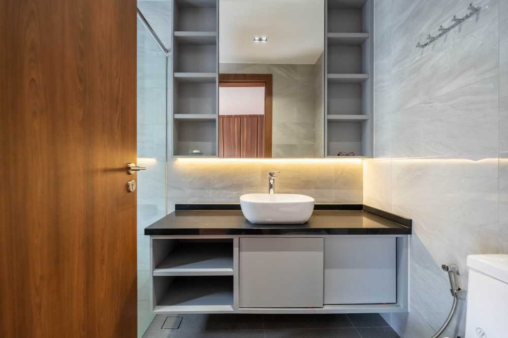 Modern Bathroom with Mirror and Bathroom Storage