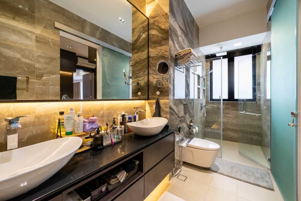 Modern Bathroom with Homogeneous Tiles and Mirror