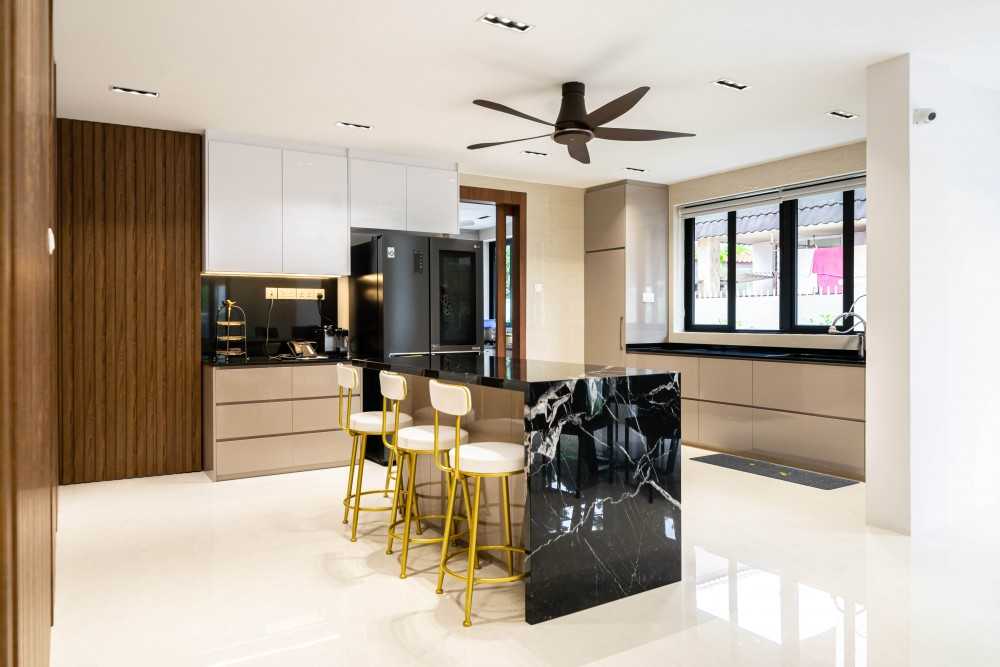 Modern Kitchen with Kitchen Window and Kitchen Island