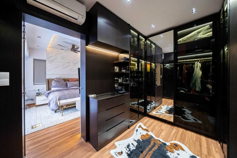 Modern Walk-in Wardrobe with Mirror and Wardrobe
