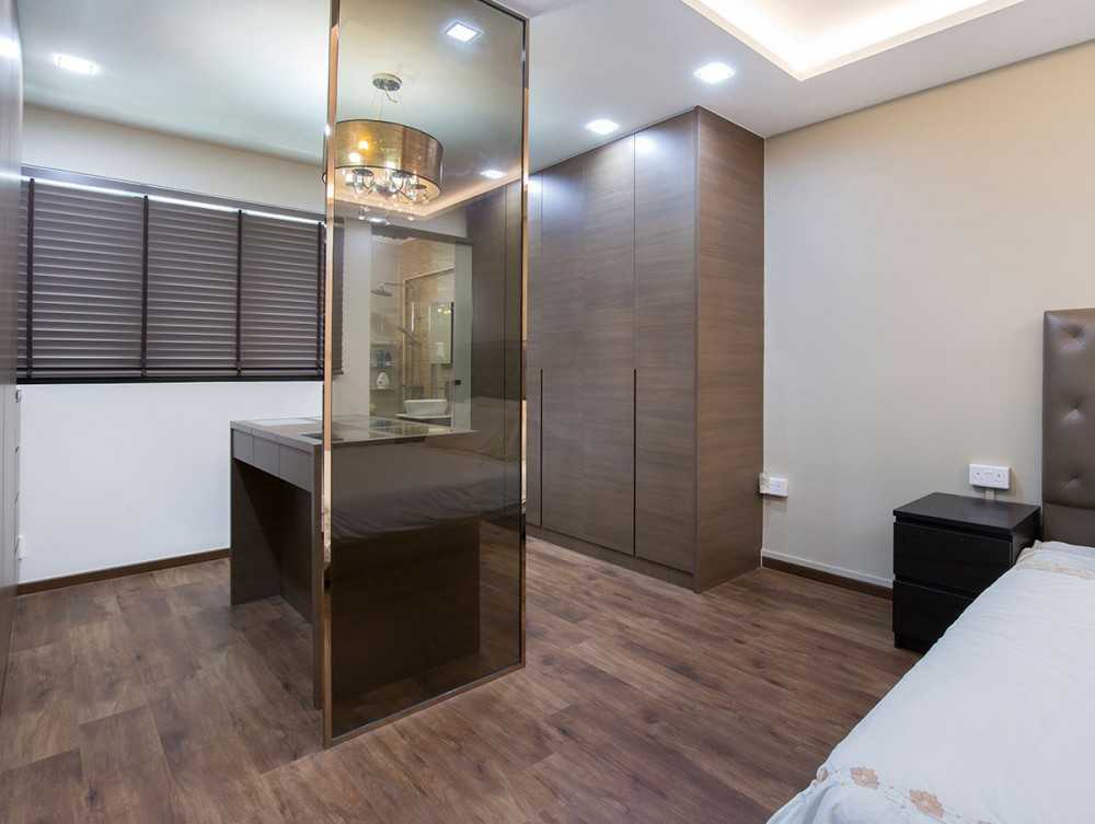 Modern Walk-in Wardrobe with Mirror and Wardrobe