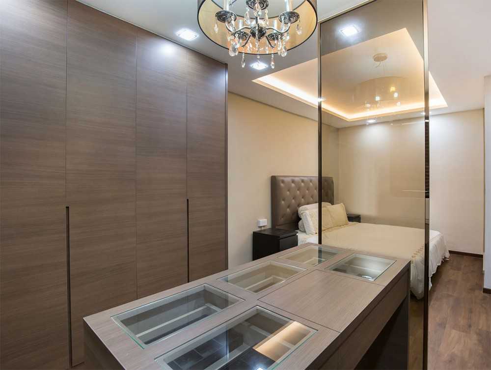 Modern Walk-in Wardrobe with Wardrobe and Vanity Counter