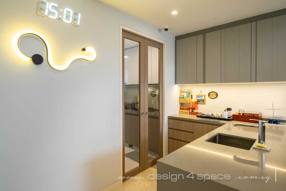 Contemporary Kitchen with Homogeneous Tiles and Marble Floor