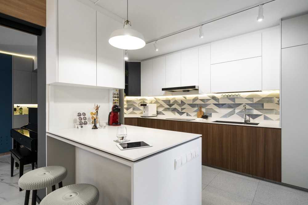 Minimalist Kitchen with Countertop and Homogeneous Tiles