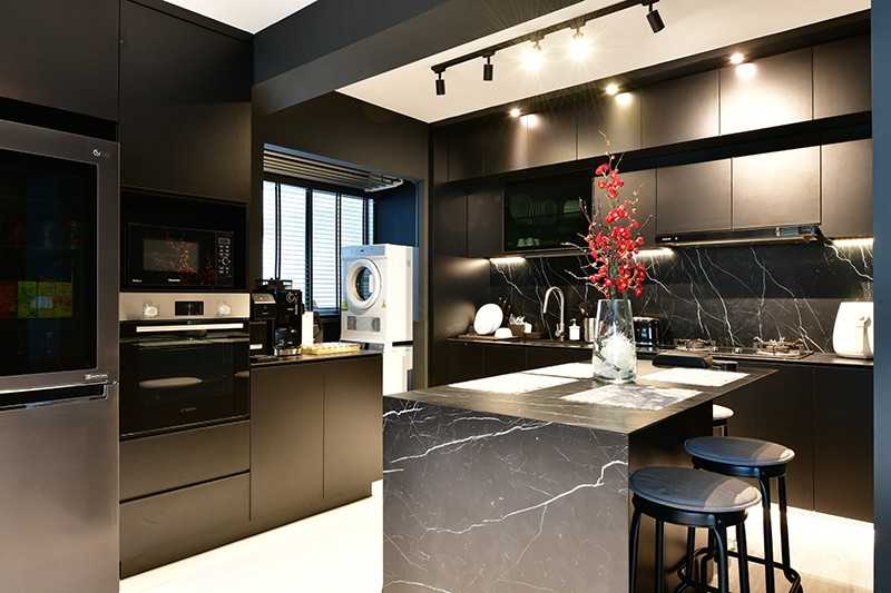 Contemporary Kitchen with Kitchen Island and Kitchen Backsplash