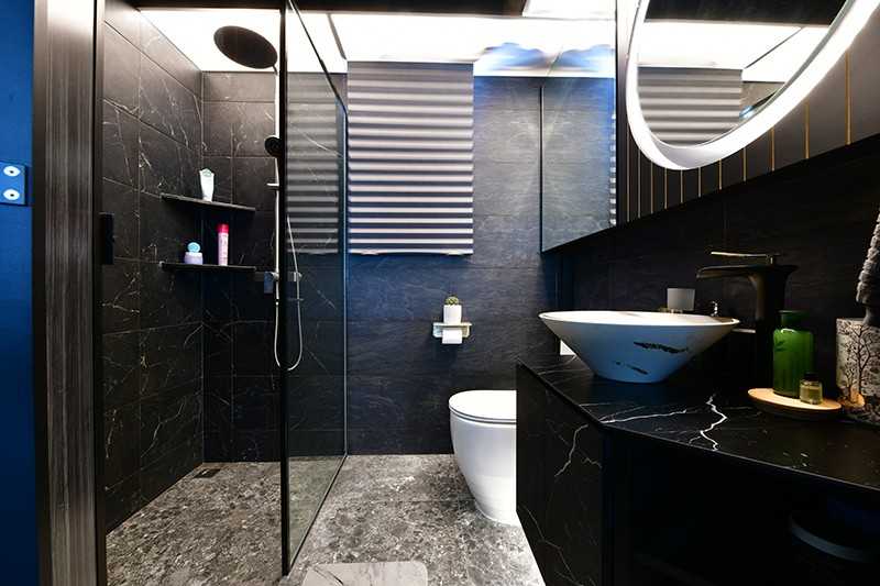 Contemporary Bathroom with Homogeneous Tiles and Tiles