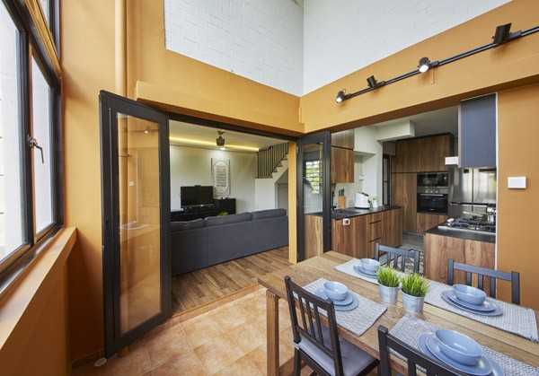 Asian Courtyard with Vinyl Flooring and Homogeneous Tiles
