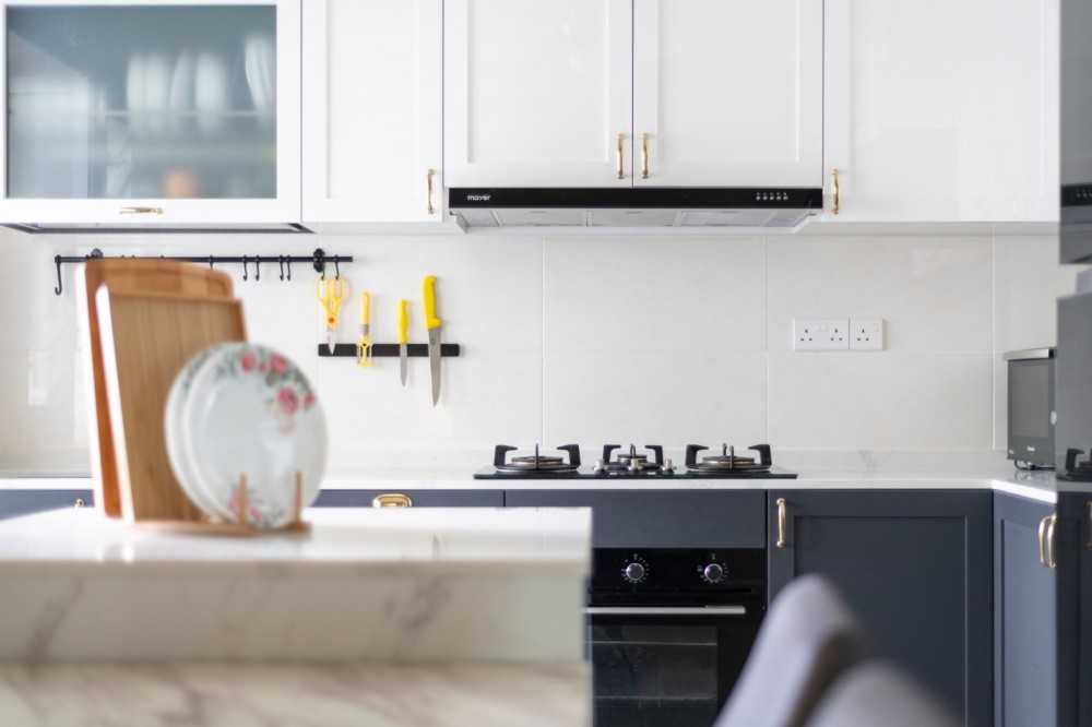 Modern Kitchen with Countertop and Kitchen Island