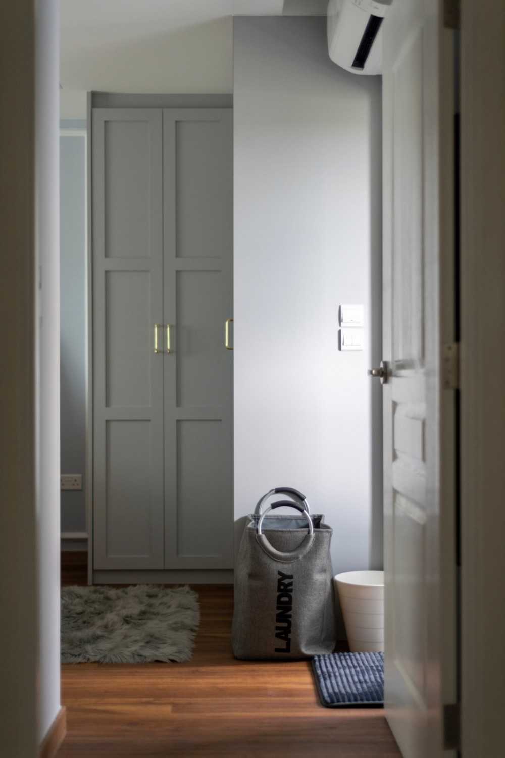Modern Bedroom with Vinyl Flooring and Wardrobe