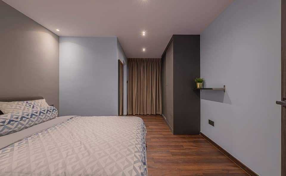 Contemporary Bedroom with Vinyl Flooring and Drop Ceiling