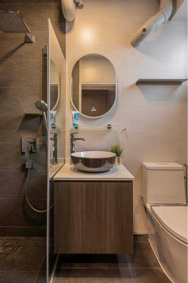 Contemporary Bathroom with Homogeneous Tiles and Shower Screen