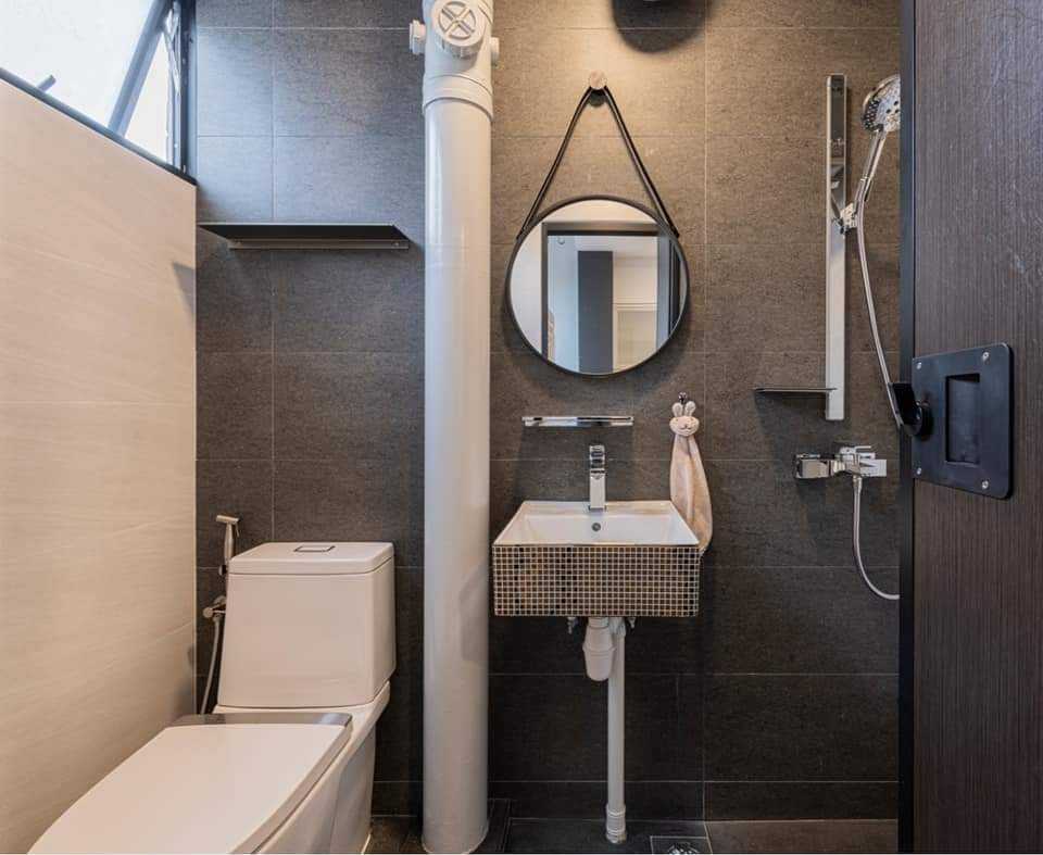 Contemporary Bathroom with Homogeneous Tiles and Bathroom Accessories