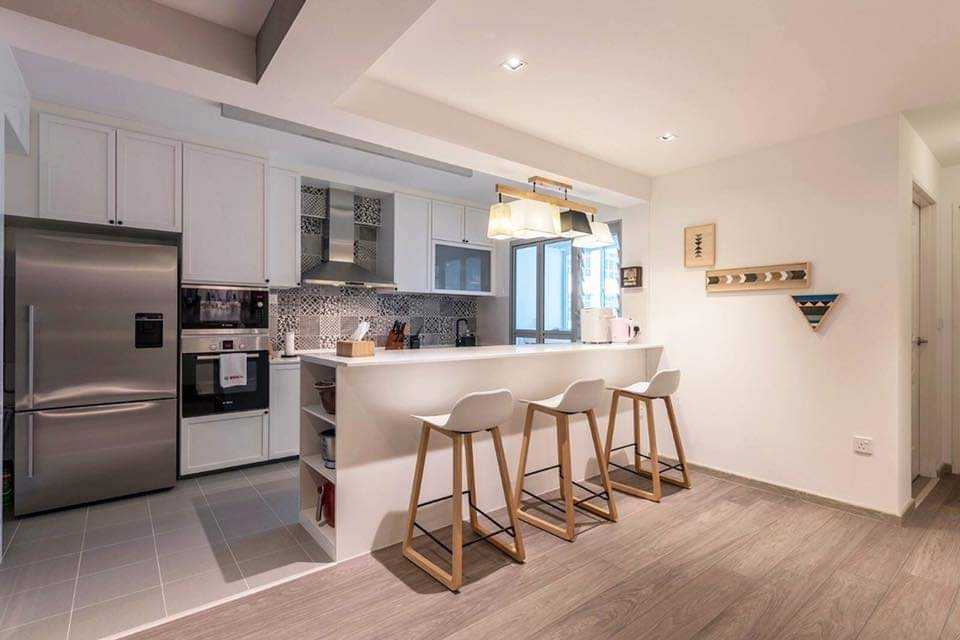 Modern Dining Room with Drop Light and Kitchen Island