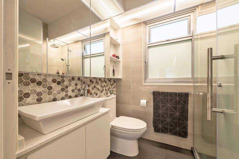 Modern Bathroom with Homogeneous Tiles and Shower Screen