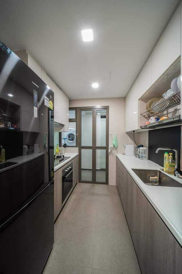 Contemporary Kitchen with Homogeneous Tiles and Open Kitchen