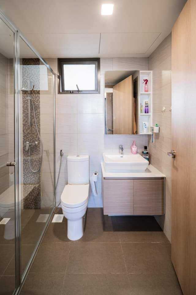 Contemporary Bathroom with Homogeneous Tiles and Showers