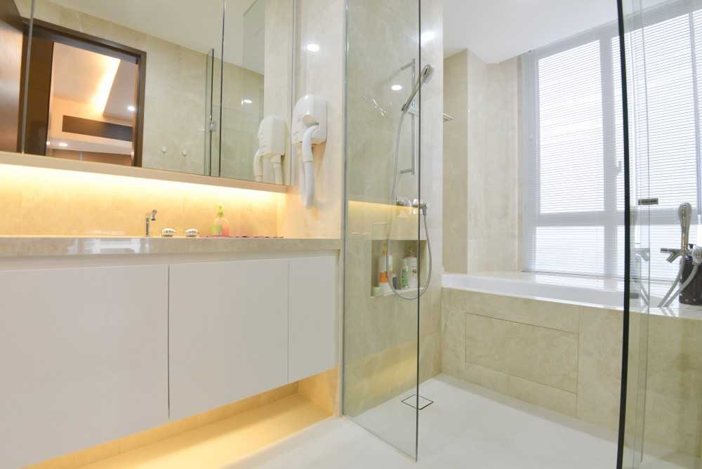 Modern Bathroom with Countertop and Homogeneous Tiles