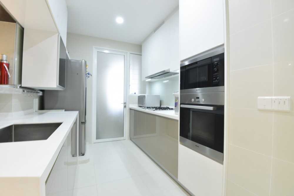 Modern Kitchen with Countertop and Homogeneous Tiles