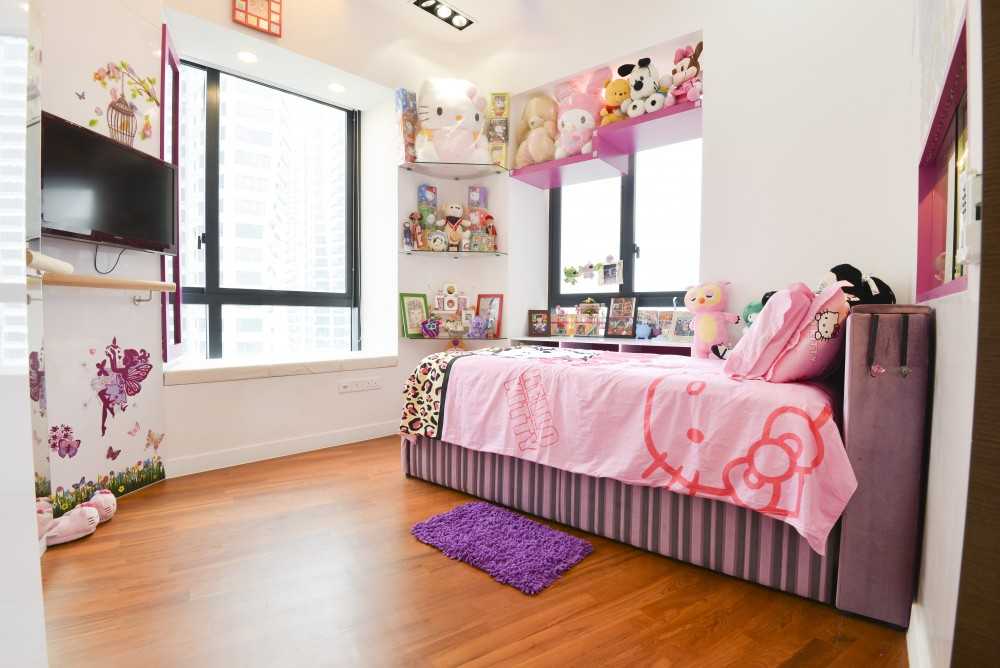 Modern Kids Room with Bookshelf and Platform Bed