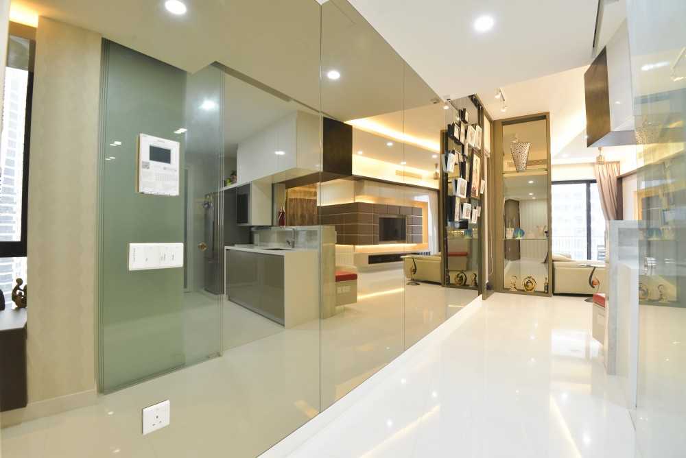 Modern Living Room with Mirror and Lighting