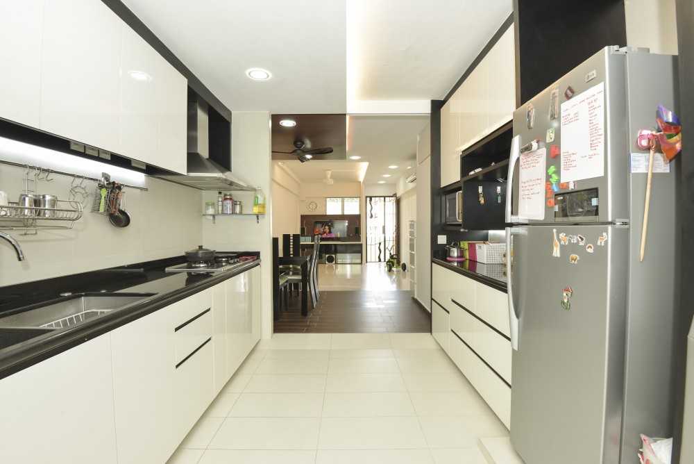 Contemporary Kitchen with Countertop and Homogeneous Tiles