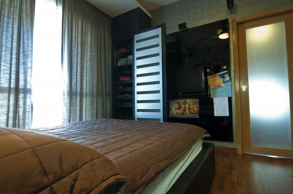 Asian Bedroom with Platform Bed and Vinyl Flooring