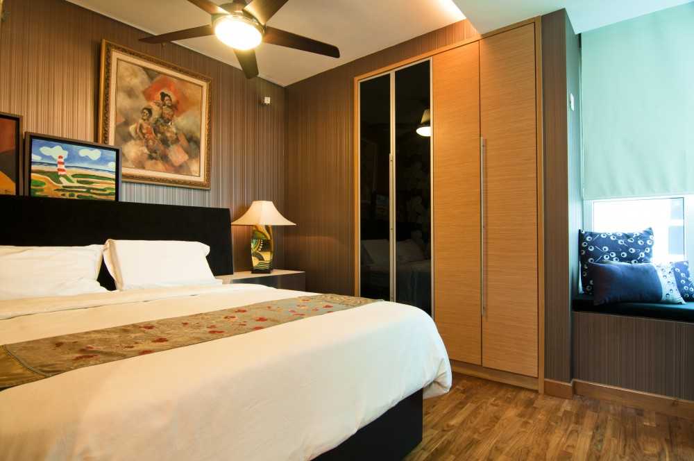 Asian Bedroom with Vinyl Flooring and Ceiling Light