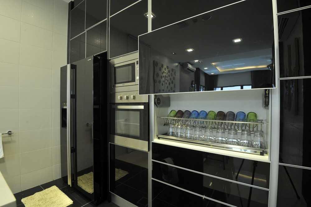 Modern Dining Room with Homogeneous Tiles and Feature Wall