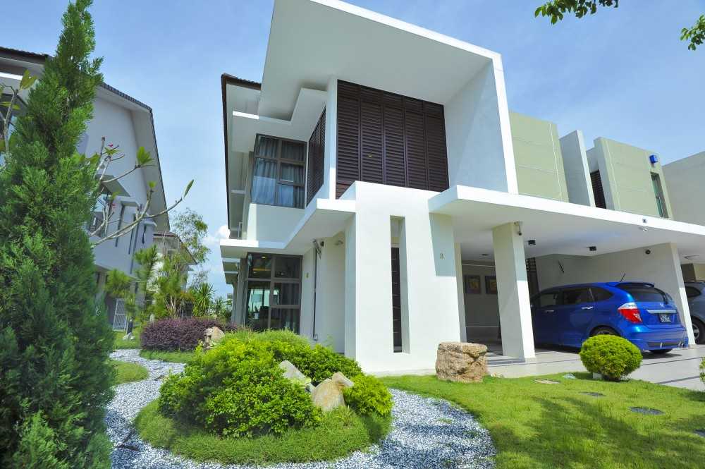 Modern Porch with Feature Wall and Glass Door