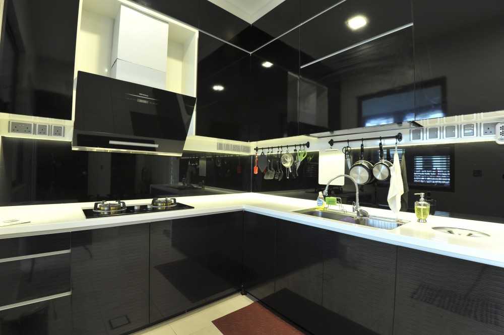 Modern Kitchen with Countertop and Homogeneous Tiles