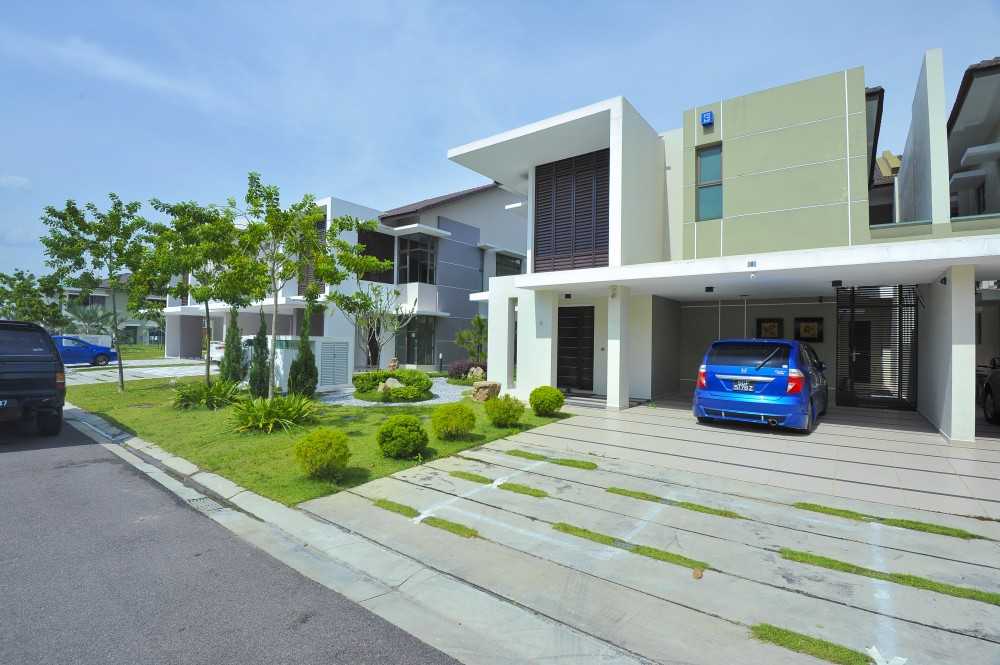 Modern Patio with Feature Wall and Landscaping