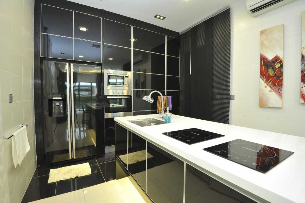 Modern Kitchen with Countertop and Homogeneous Tiles
