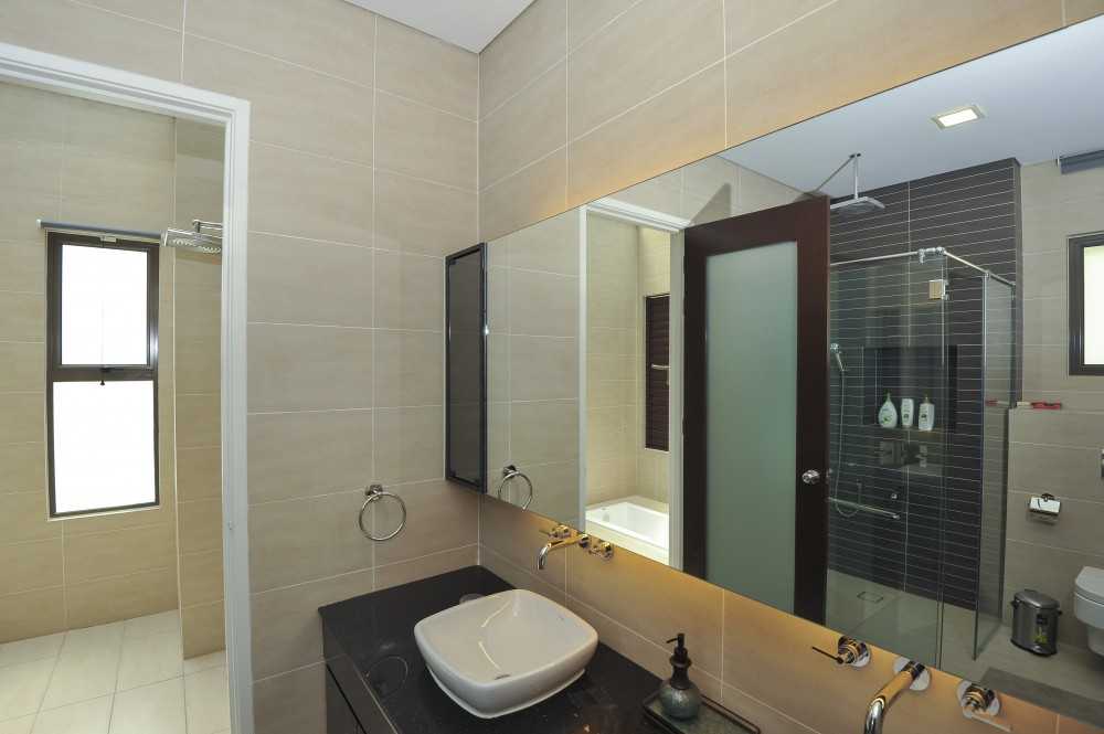 Modern Bathroom with Countertop and Homogeneous Tiles