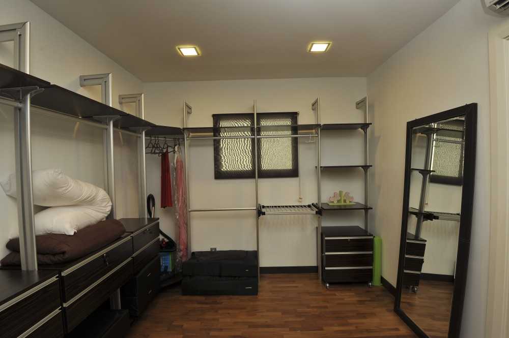 Modern Walk-in Wardrobe with Mirror and Wardrobe