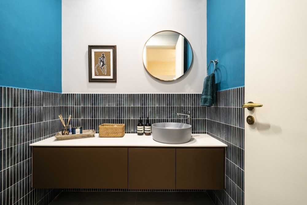 Modern Bathroom with Countertop and Homogeneous Tiles
