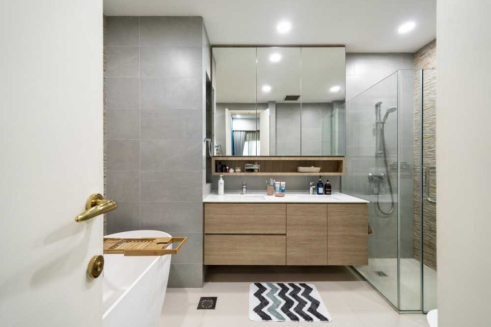 Modern Bathroom with Countertop and Homogeneous Tiles
