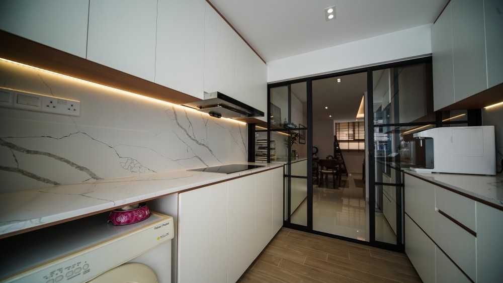 Contemporary Kitchen with Countertop and Wood Flooring
