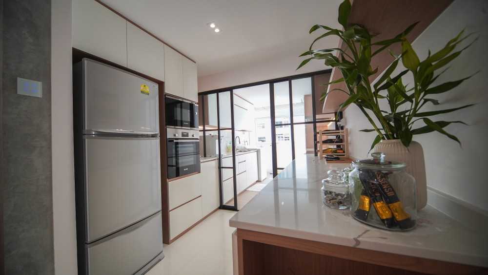 Contemporary Kitchen with Countertop and Homogeneous Tiles