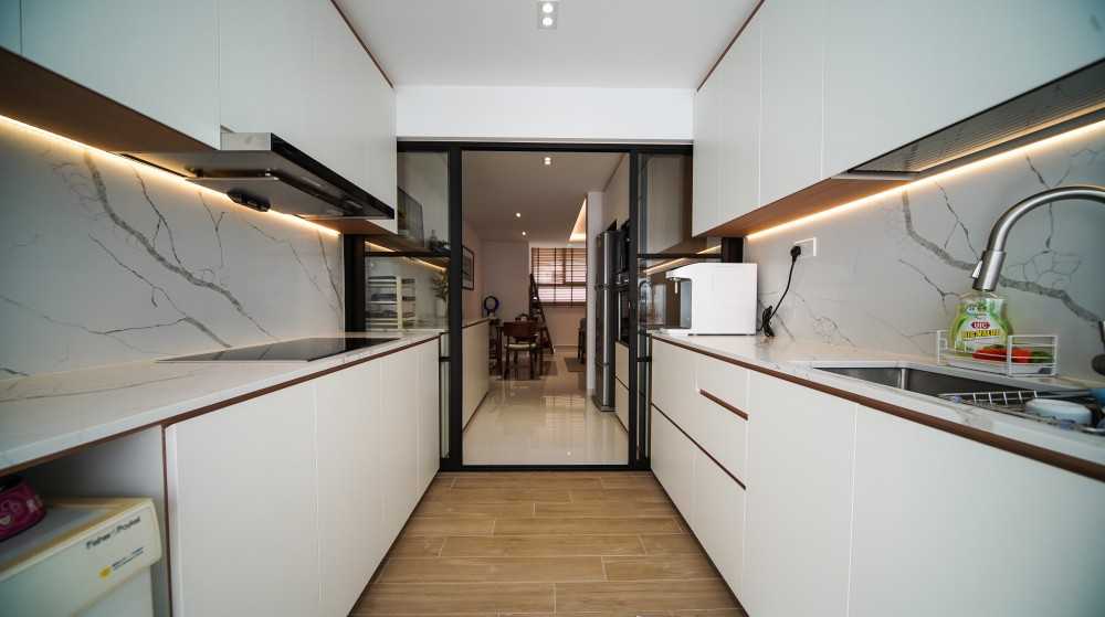 Contemporary Kitchen with Countertop and Homogeneous Tiles