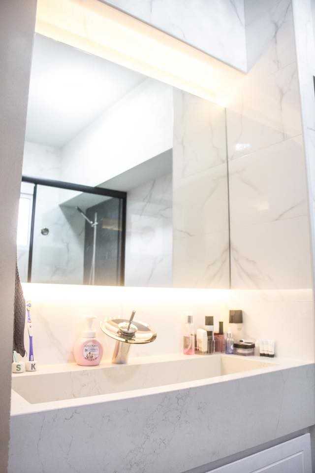 Modern Bathroom with Countertop and Homogeneous Tiles