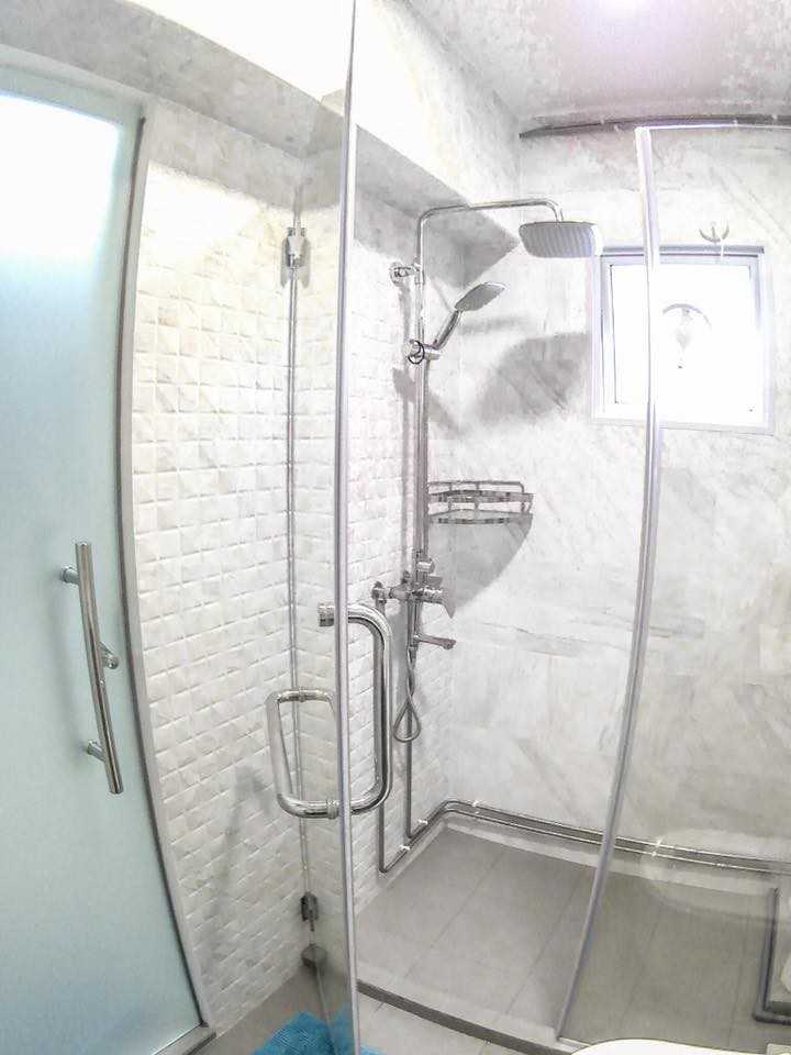 Modern Bathroom with Countertop and Homogeneous Tiles